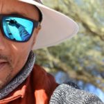 mężczyzna w okularach