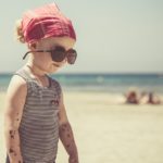 dziewczynka w okularach